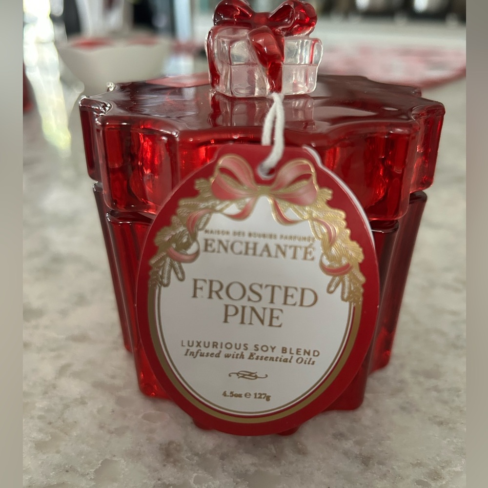 “New” Enchante Red Frosted Pine Candle 4.5oz
